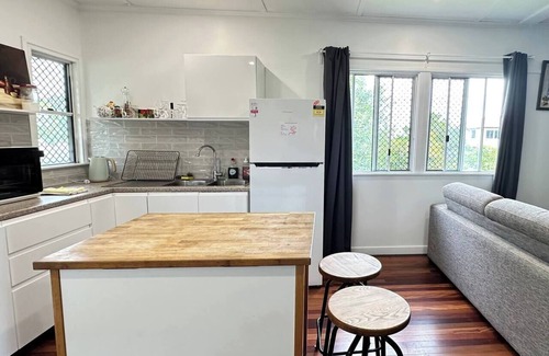 Taigum House | Hidden Gem 1 Brm House - by shops WiFi+Parking+A/C