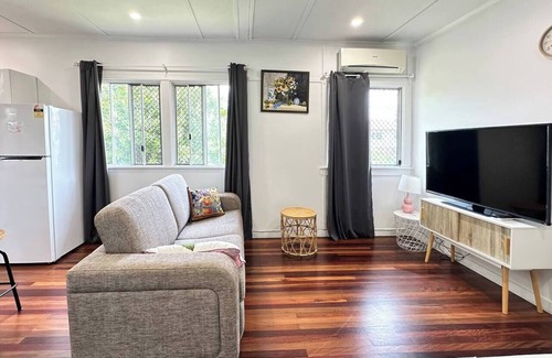 Taigum House | Hidden Gem 1 Brm House - by shops WiFi+Parking+A/C