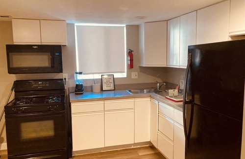 Charlack Apartment | HIDDEN GEM! 7 MINS TO AIRPORT W/PRIVATE ENTRANCE