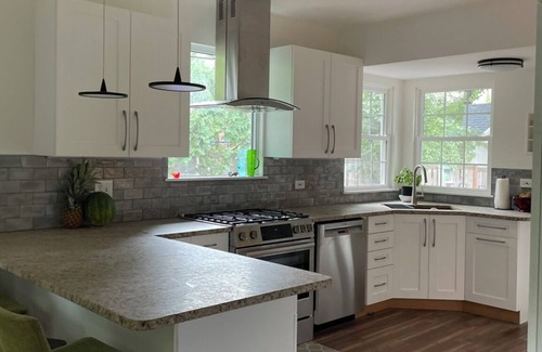 Glencoe House | Hidden Gem Cottage alongside Park, by Beach, Train, Ravinia, Botanic Garden