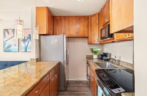 Waikiki Condo | Hidden gem in Heart of Waikiki! AC, Wi-Fi, full kitchen, free nearby parking!
