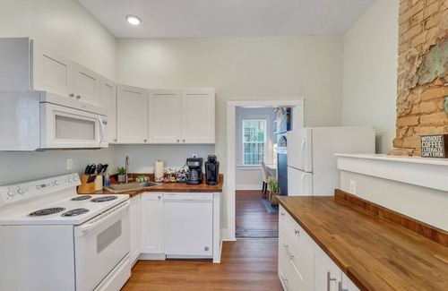Metropolitan House | Hidden Gem in Walkable Location by Lucky Savannah