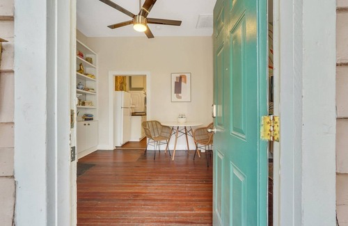 Metropolitan House | Hidden Gem in Walkable Location by Lucky Savannah