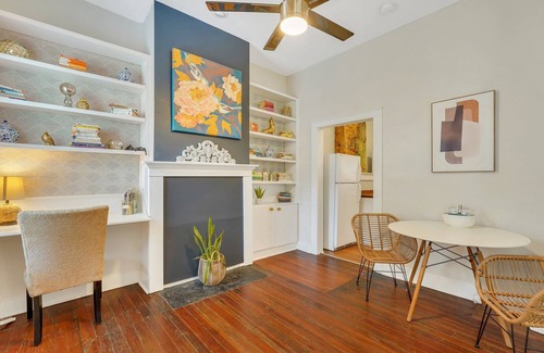 Metropolitan House | Hidden Gem in Walkable Location by Lucky Savannah