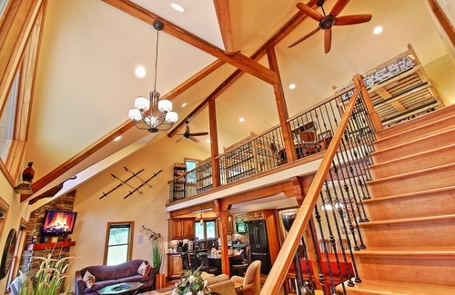 Ellicottville Ski Chalet | Hidden Gem💎Large Ellicottville Chalet🍁Woods⛷ Hot Tub 🕹️ Arcade Fun 🔥Fire Pit