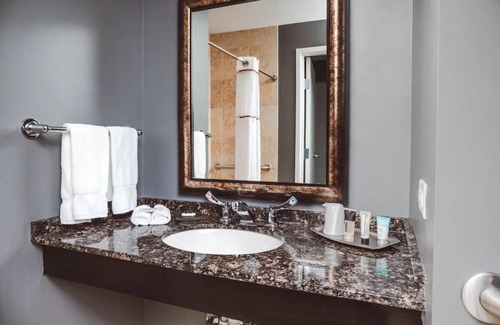 Zion Hotel | Hidden Gem of the Midwest l Group Stay, Two Relaxing Room with 2 Queen Beds