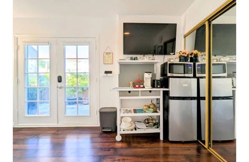 Monrovia Apartment | Hidden Gem/Tiny Home w Large 1ba on Rt 66 near City of Hope and Everything
