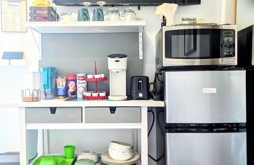 Monrovia Apartment | Hidden Gem/Tiny Home w Large 1ba on Rt 66 near City of Hope and Everything