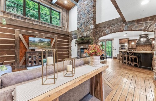 Sundance Cabin | HIDDEN MOUNTAIN LUXURY LODGE, CLOSE TO SKI RUNS, HOT TUB, THEATER, SALOON