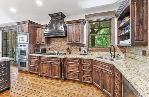 Sundance Cabin | HIDDEN MOUNTAIN LUXURY LODGE, CLOSE TO SKI RUNS, HOT TUB, THEATER, SALOON