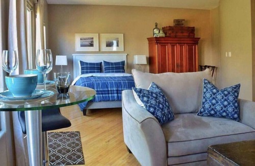 White Rock Apartment | Hidden Oasis Close To Ocean And Beaches
