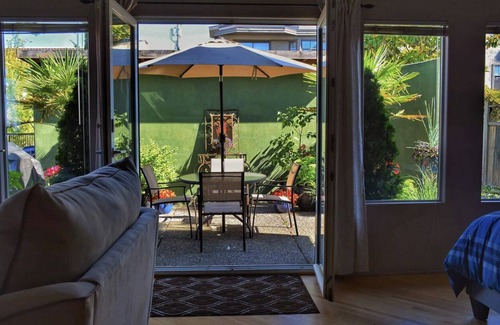 White Rock Apartment | Hidden Oasis Close To Ocean And Beaches