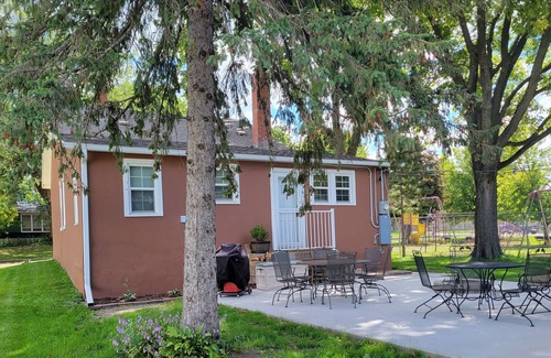 Guttenberg House | Hidden right in the middle of town, sleeps 8 and close to river!