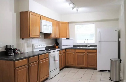Lakeland House | Hidden Ruby-Apartment with Kitchen and Laundry