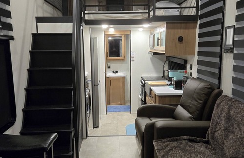 Red Bank House | Hidden Secret. Cozy Tiny Home RV with WiFi and AC in delightful Lexington, SC