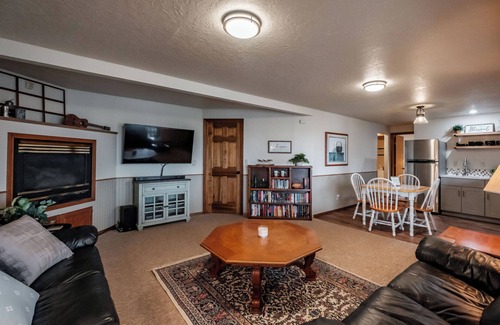 West Salem Apartment | Hidden Treasure - A Private Guest Suite