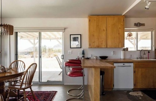 Landers Cabin | HIGH DESERT VISTAS 1960 HOMESTEAD CABIN ON 5 ACRES