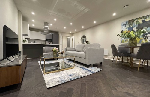 Chigwell Apartment | High End 1 BR Apt, 2 Beds Desirable Chigwell