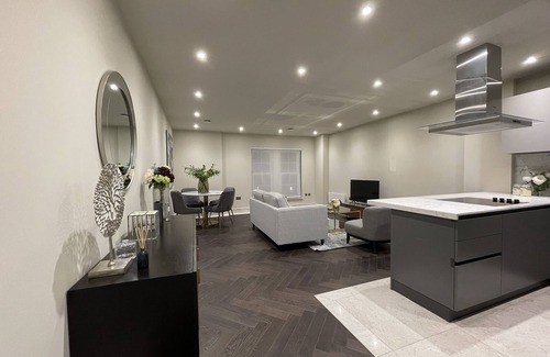 Chigwell Apartment | High End 1 BR Apt, 2 Beds Desirable Chigwell