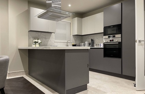 Chigwell Apartment | High End 1 BR Apt, 2 Beds Desirable Chigwell