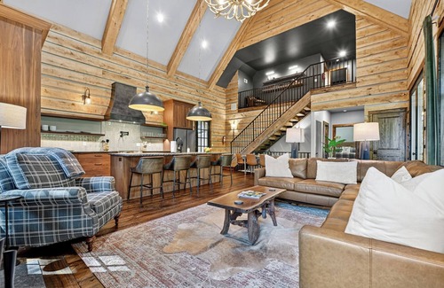 East Ellijay Cabin | High-end custom cabin that sits on the Cartecay River, hot tub, firepit