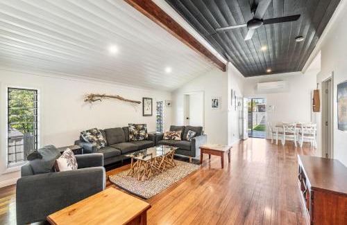 Yamba House | High Fives - In The Heart of Town and Pet Friendly