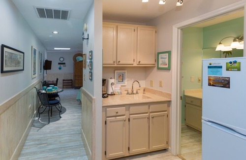 Isle of Palms Condo | High Life on IOP, 1 blk to beach, Onsite Pool, Studio + Sleeper Sofa