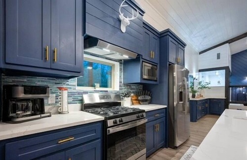 Broken Bow Cabin | High Luxe, New Construction 1 Bedroom cabin! Hot Tub, fireplace