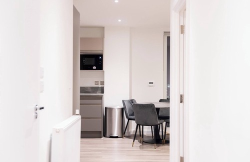 River Apartment | High Rise 2 Bedroom Apartment in London