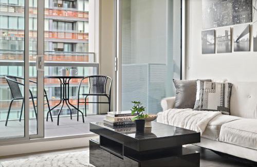 Docklands Apartment | High-Rise 2BR Luxury Apartment NYC-Inspired Design with Pool Gym Parking and Waterfront Views