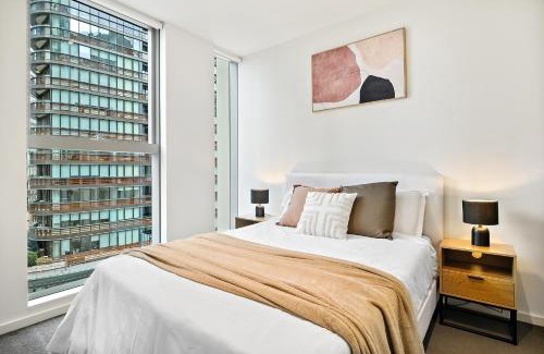 Docklands Apartment | High-Rise 2BR Luxury Apartment NYC-Inspired Design with Pool Gym Parking and Waterfront Views