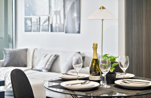 Docklands Apartment | High-Rise 2BR Luxury Apartment NYC-Inspired Design with Pool Gym Parking and Waterfront Views
