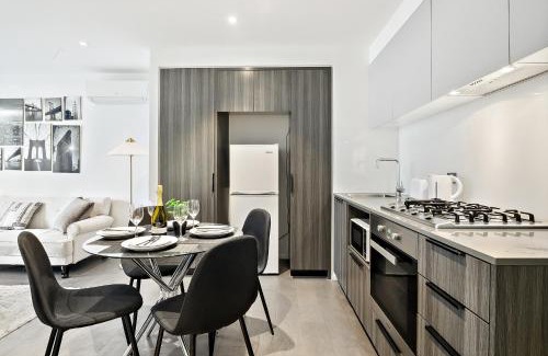 Docklands Apartment | High-Rise 2BR Luxury Apartment NYC-Inspired Design with Pool Gym Parking and Waterfront Views