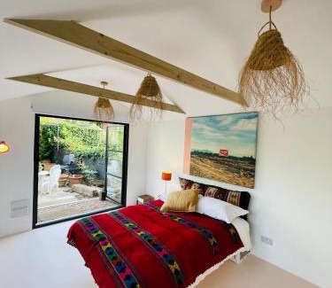 Farnham Apartment | High spec studio cabin-Farnham centre