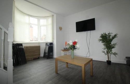 Thurnscoe House | High Street House Thurnscoe by Smart Corporate Stays