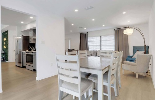 Central Naples House | High Tide - 3 Br Sleeps 6 - Private Pool - Games