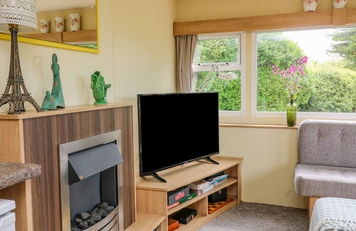 Burgh Island Cabin | HIGHER WELL LODGE, romantic, character holiday cottage in Kingston