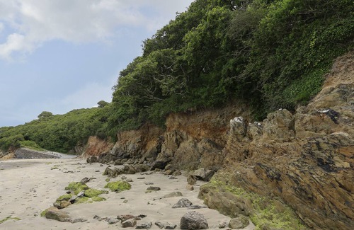 Burgh Island Cabin | HIGHER WELL LODGE, romantic, character holiday cottage in Kingston