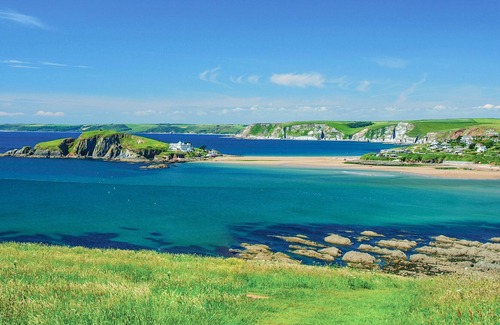 Burgh Island Cabin | HIGHER WELL LODGE, romantic, character holiday cottage in Kingston