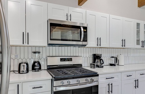 Highland Park House | Highland Park Family Ranch - Walk to Lake & Metra to Chicago!