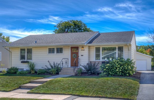 Highland House | Highland Park stunner! Centrally located, Renovated with modern updates.