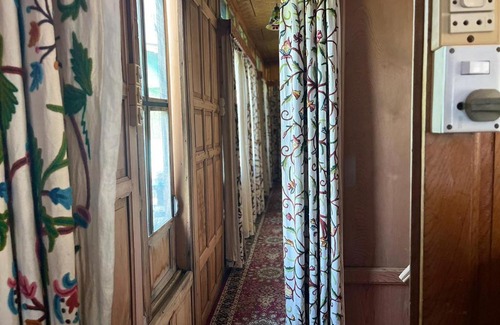 Dal Lake Boat Rental | Highland Queen Houseboat
