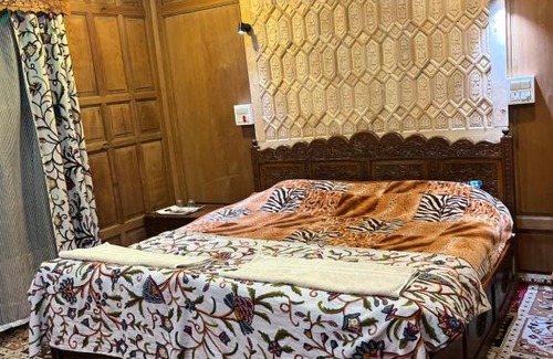Dal Lake Boat Rental | Highland Queen Houseboat