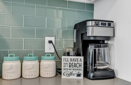 Wall House | Highly Rated Beach House 3.5 Blocks to Beach & Main St. | 6 Badges, Grill, Patio