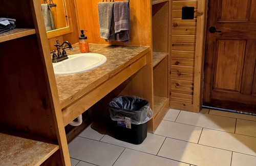Pierre Cabin | Highpoint LodgenUpper Level Inside West