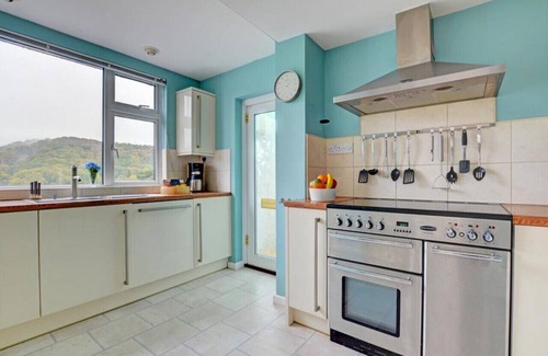 Lee House | Highview, Lee - Six Bedroom House, Sleeps 12