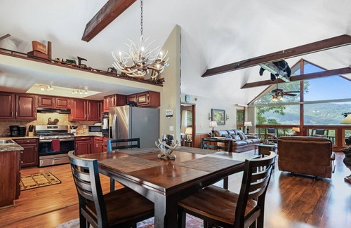 Maggie Valley Cabin | Highview Retreat-Breathtaking Views, Great Location!