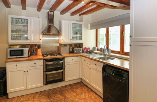 Denby Dale Cottage | HIGHWOOD LODGE, pet friendly, with hot tub in Denby Dale