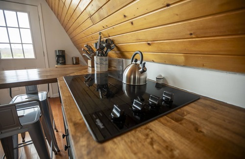 Makanda Cabin | Hike, Wine, Dine, then HOT TUB under the stars!