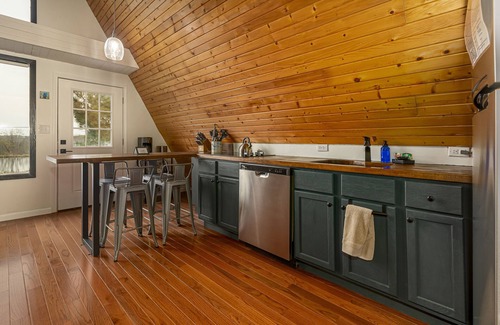 Makanda Cabin | Hike, Wine, Dine, then HOT TUB under the stars!